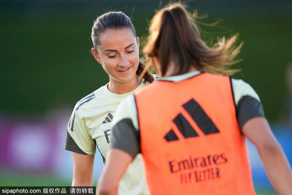 这球红牌？曼联女足欧冠铲球染红！球迷吐槽“史上最糟糕红牌”